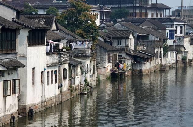 老兵隐藏身份71年，一枚勋章暴露其身份，部队开6台坦克迎接